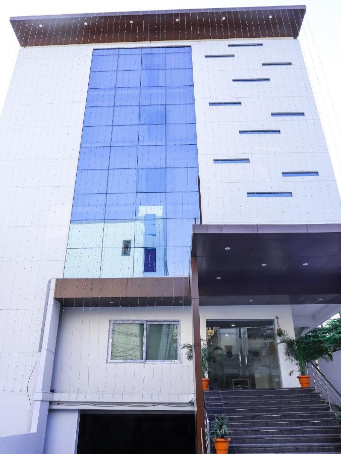 Hotel Rn Grand Vijayawāda エクステリア 写真