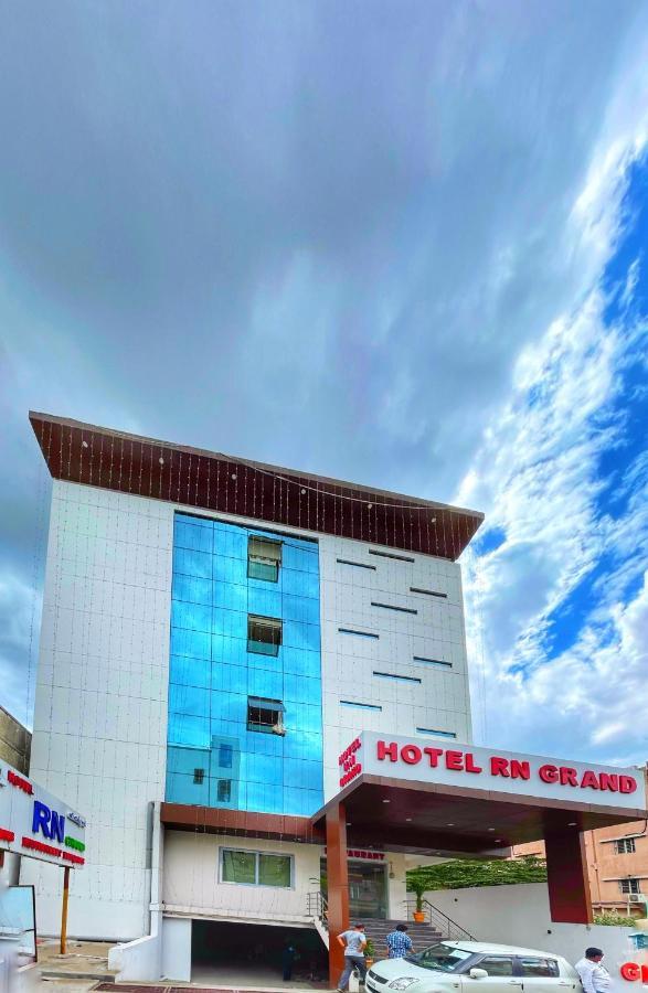 Hotel Rn Grand Vijayawāda エクステリア 写真